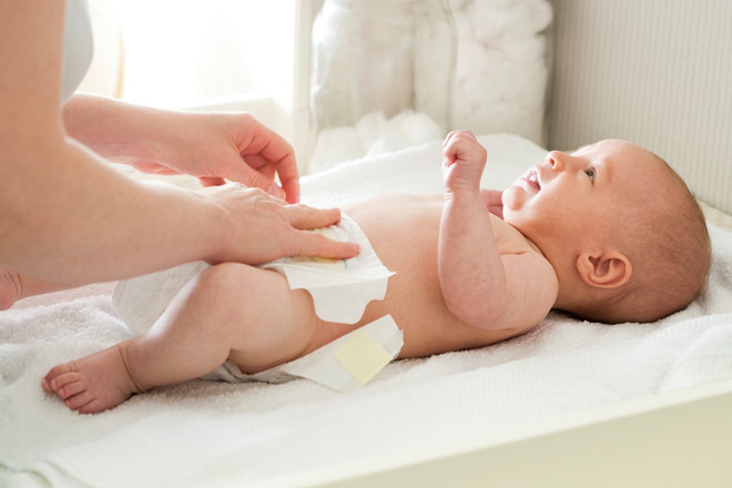 Kiểm tra và thay tã cho bé thường xuyên là chìa khóa để giữ bé khô thoáng