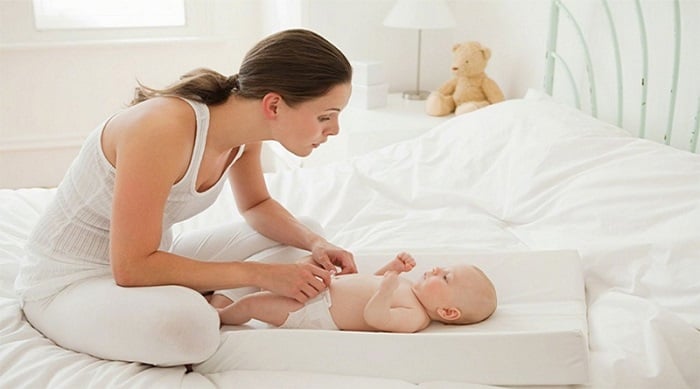 Tã bỉm cho bé sơ sinh: Chọn loại nào để bé luôn khô thoáng, tránh hăm tã hiệu quả?